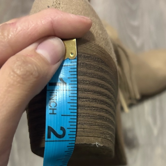 Rock & Candy Women's fringe Cream and Tan Boots size 7.5 - Picture 2 of 8